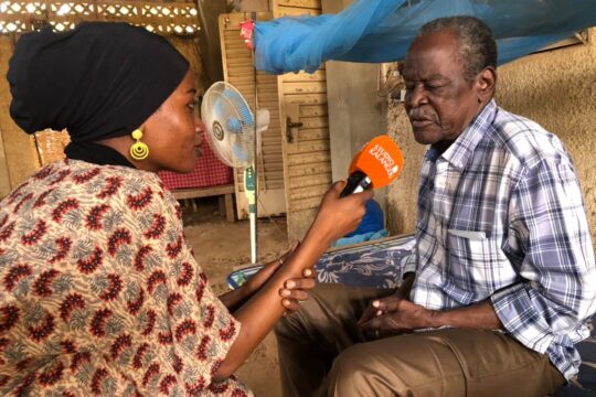 À droite, Yazi Dogo interviewé par la journaliste Samira Rouafi - Photo par Samira Rouafi pour Studio Kalangou