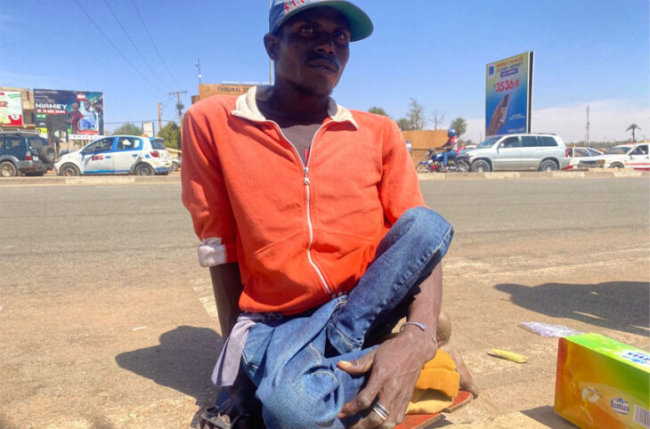 Omar Abdou : un homme en situation de handicap qui quitte la mendicité pour se lancer dans le commerce