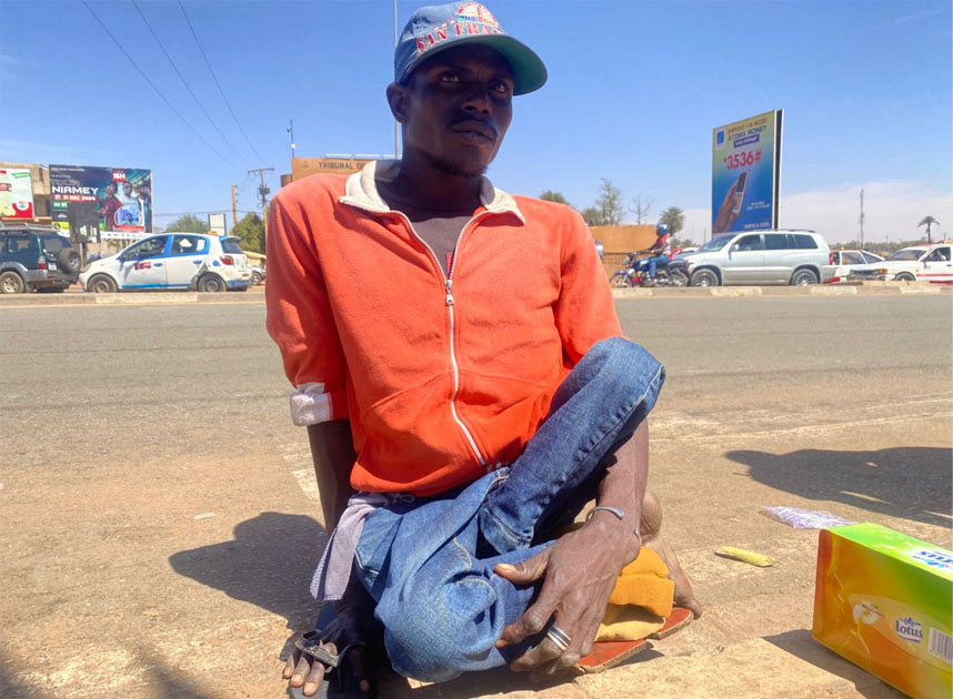 Omar Abdou : un homme en situation de handicap qui quitte la mendicité pour se lancer dans le commerce