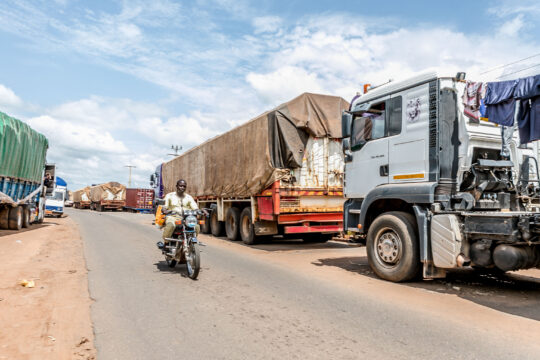 Une longue file de camions à la frontière fermée entre le Bénin et le Niger, dans la ville de Malanville, le 18 septembre 2023. (Photo AFP)