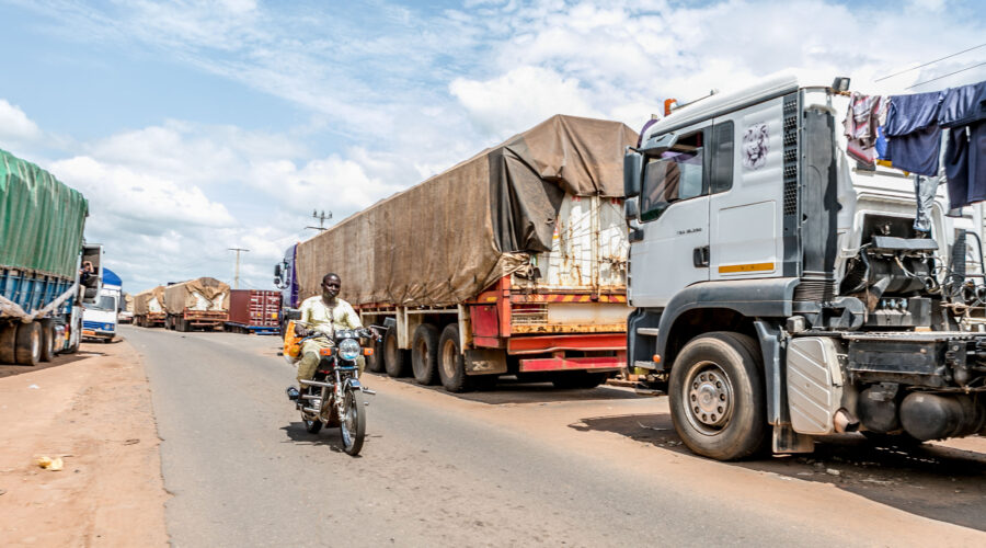 Une longue file de camions à la frontière fermée entre le Bénin et le Niger, dans la ville de Malanville, le 18 septembre 2023. (Photo AFP)