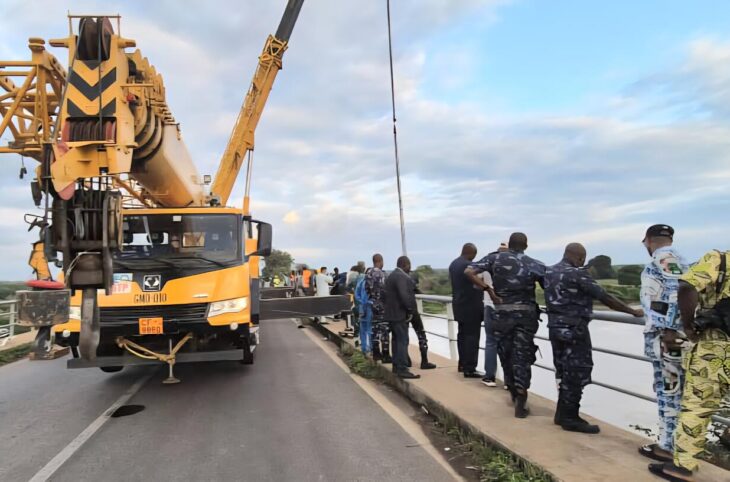 Au Bénin un bus STM chute du pont de Thio, 1 décès confirmé, 44 disparus