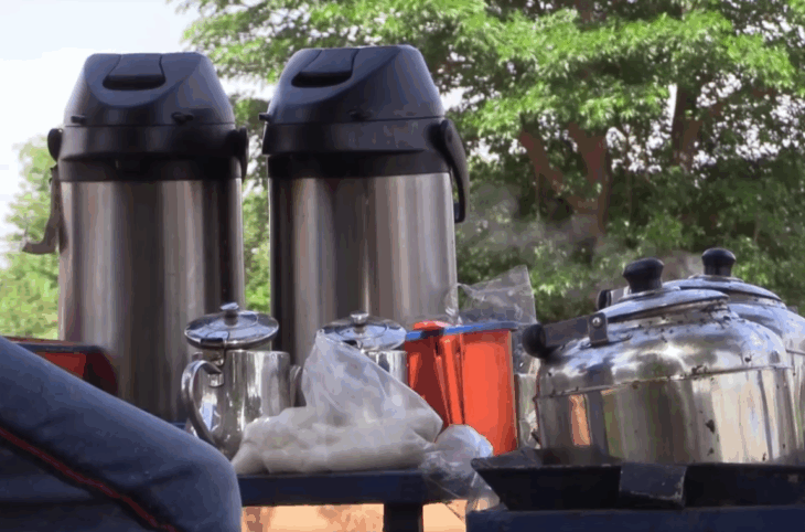 Vente de thé préparé à Niamey : une alternative pour des jeunes