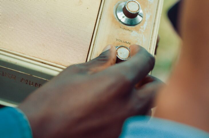 [Rediffusion] Comment les radios communautaires travaillent-elles dans un contexte de désinformation ?