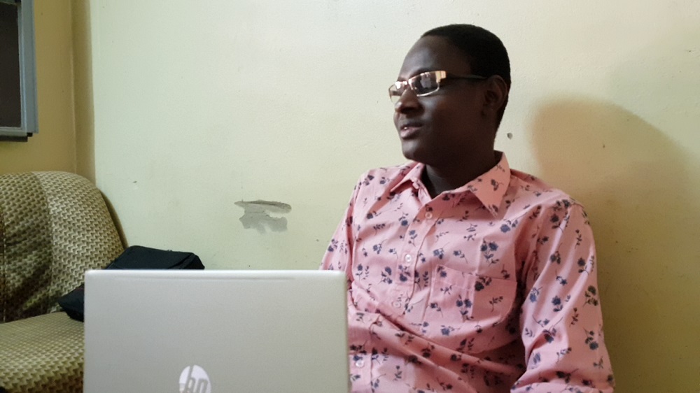 Le portrait d’Abdoul Karimou Madougou, non voyant et chef de projet à la fédération des personnes handicapées.