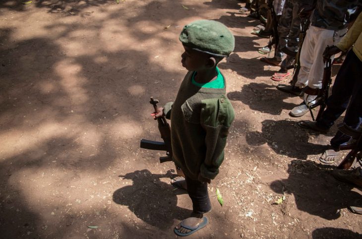 [Magazine] La responsabilité pénale des actes posés par les enfants enrôlés dans les conflits armés incombe aux auteurs de l’enrôlement
