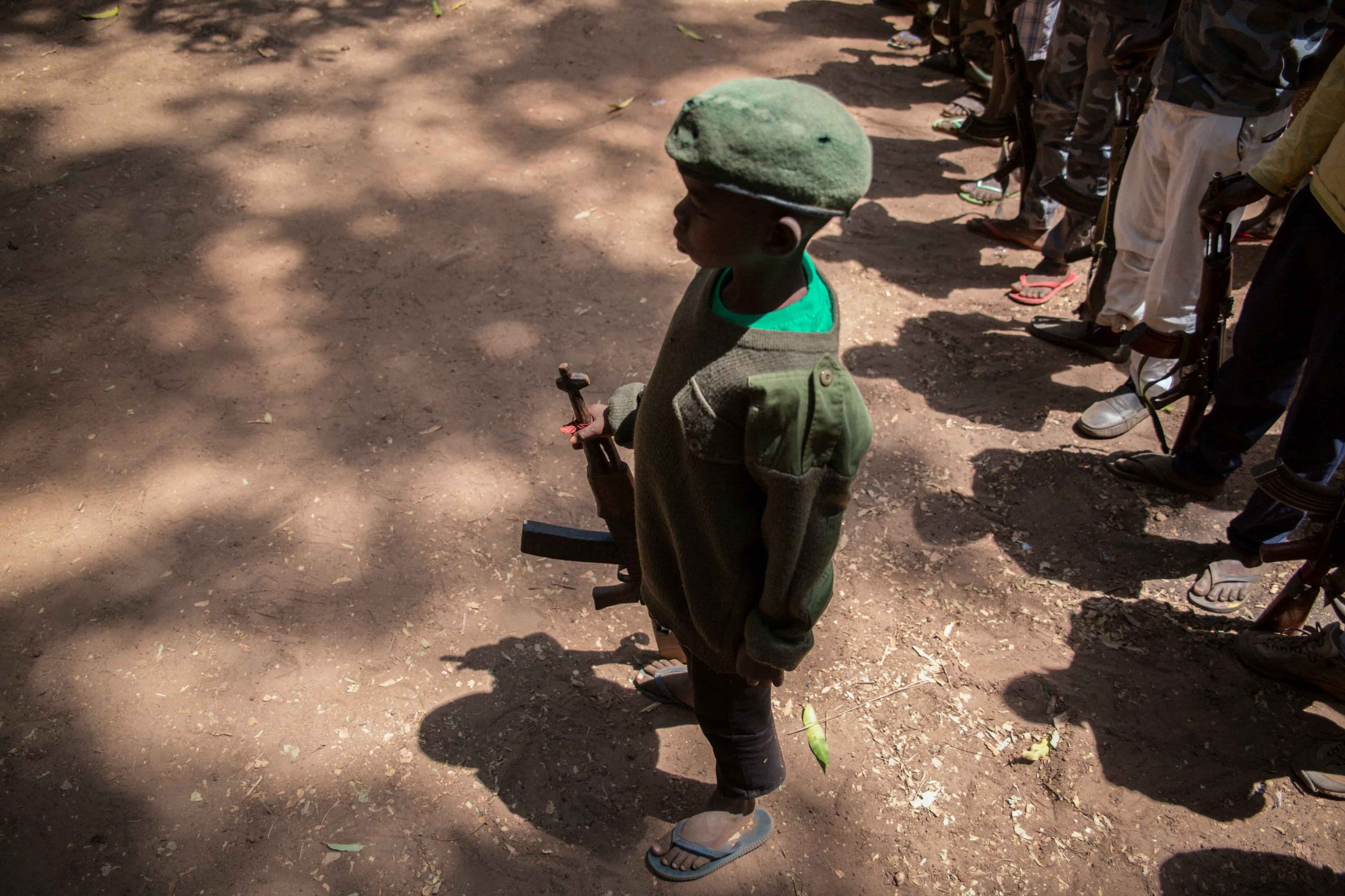 [Magazine] La responsabilité pénale des actes posés par les enfants enrôlés dans les conflits armés incombe aux auteurs de l’enrôlement