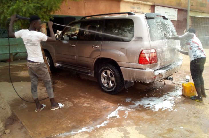 Grace à la poussière je peux laver jusqu'à huit voitures par jour.