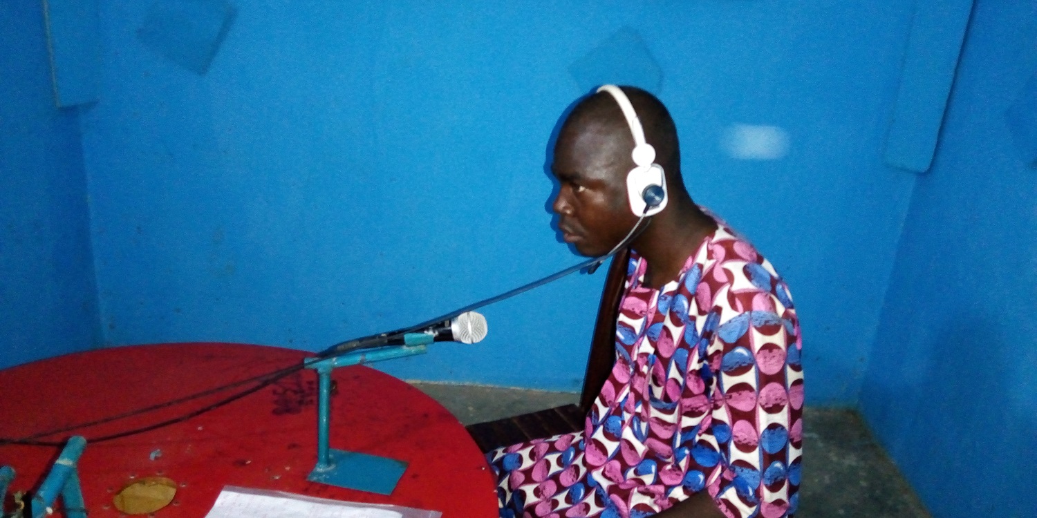 A la découverte de Abdoul Aziz Mouhamadou un handicapé visuel et animateur radio à Gaya