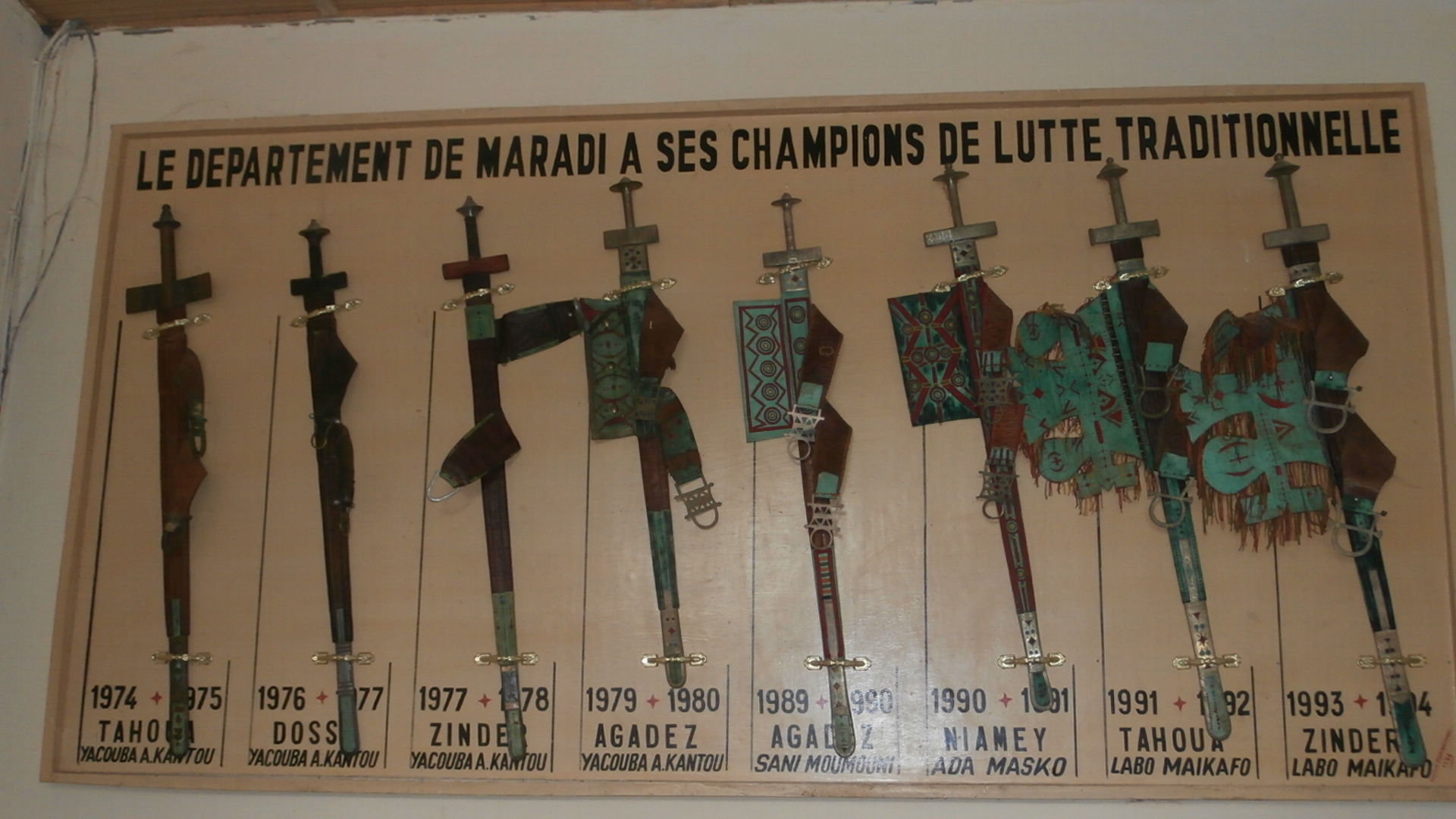 Article Niger/Sabre du champion de lutte traditionnelle : symbole de force et de gloire pour le vainqueur