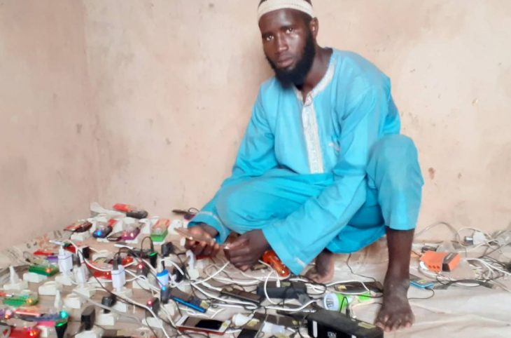 Abdoul Razak Adamou, ancien conducteur de taxi-moto reconverti à charger les téléphones portables