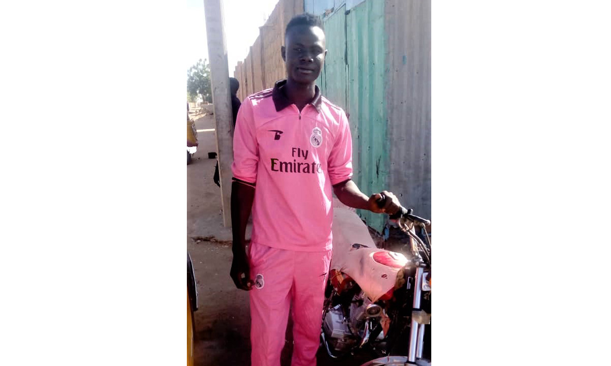 Abdoulaye Mohamed, un jeune étudiant gère un parking moto pour payer ses études