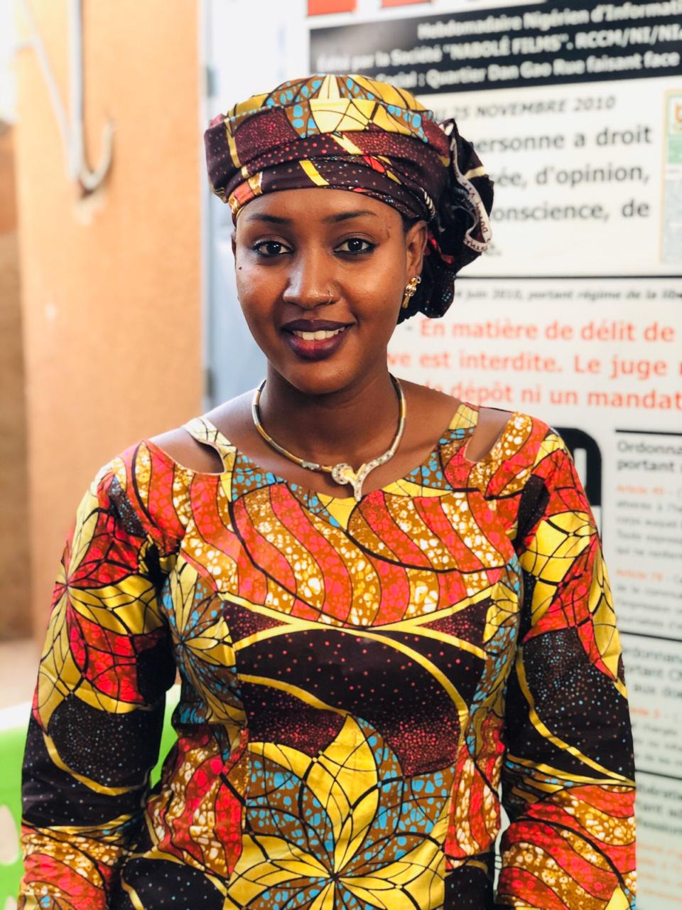 Portrait d’ Aminatou Diallo, jeune journaliste et défenseure des droits de la femme.