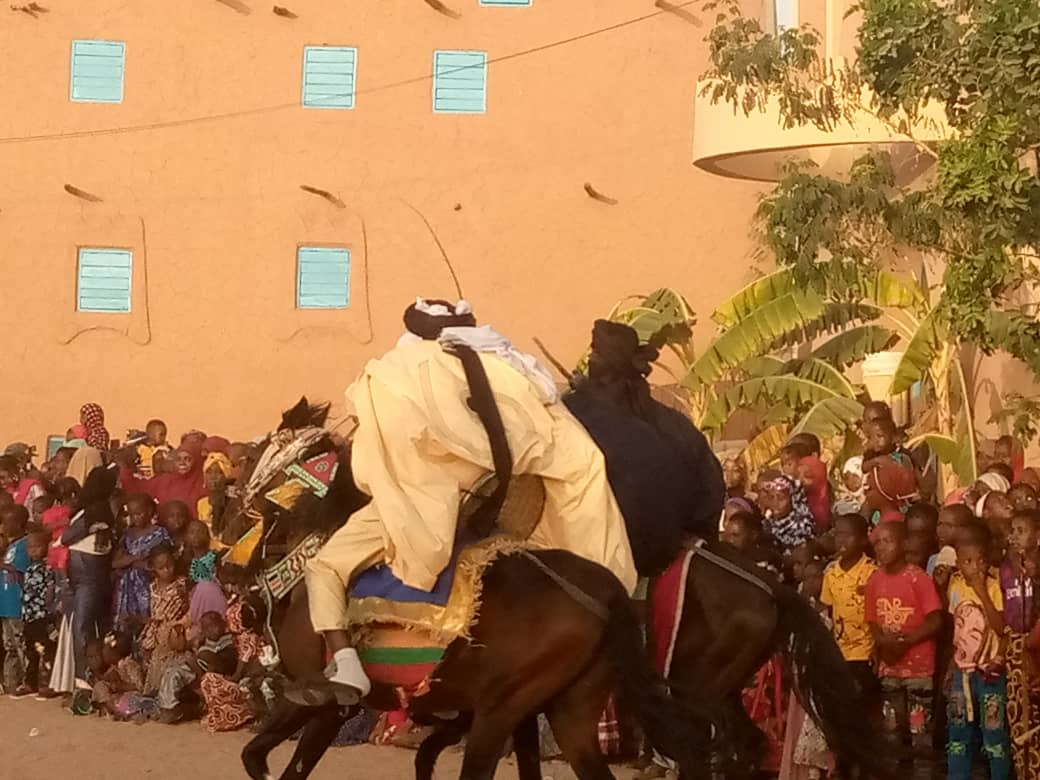 Agadez : J’ai amené les enfants au palais du Sultan pour voir les festivités