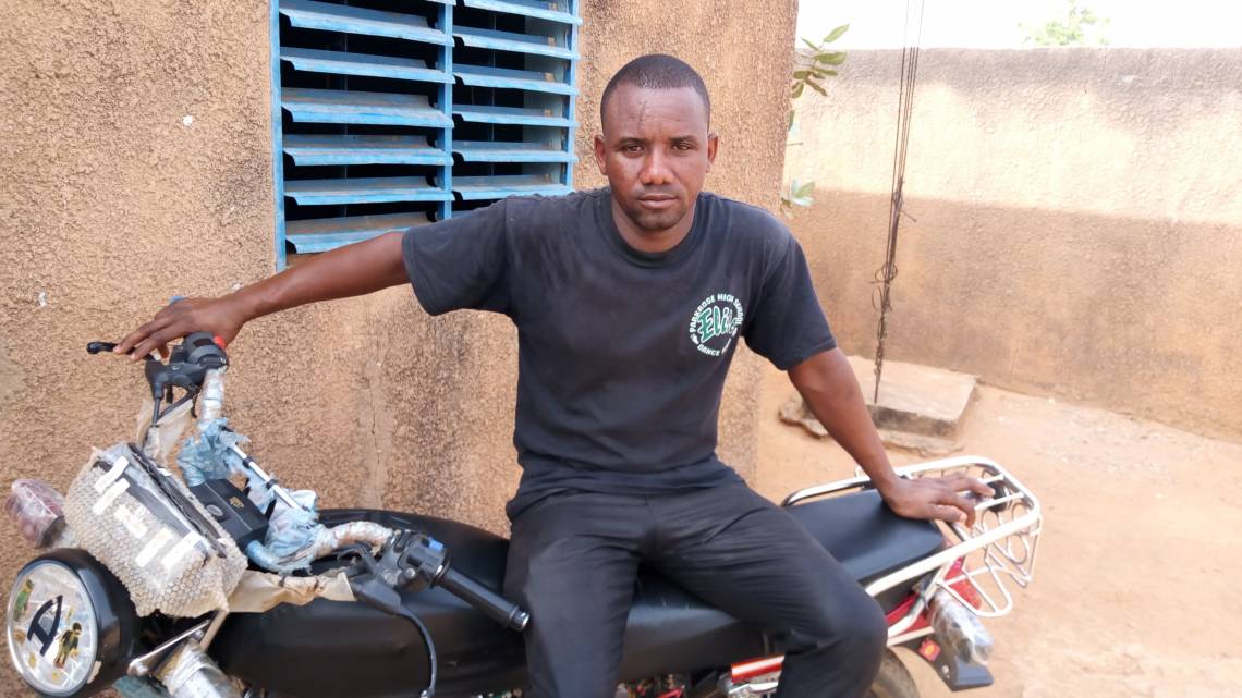 Assoumane Ali, ancien exodant, devenu conducteur de taxi moto à Gaya