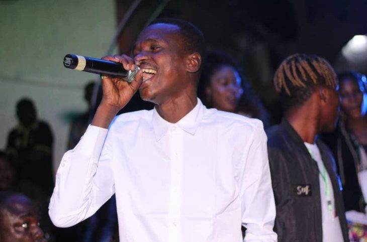 Ayouba Maman Adali Hamissou, étudiant en droit et chanteur