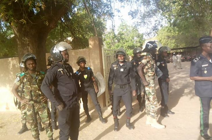 Sit-in des militants de CAUSE Niger et SYNACEB devant la direction régionale de l’éducation base 1 de Dosso.
