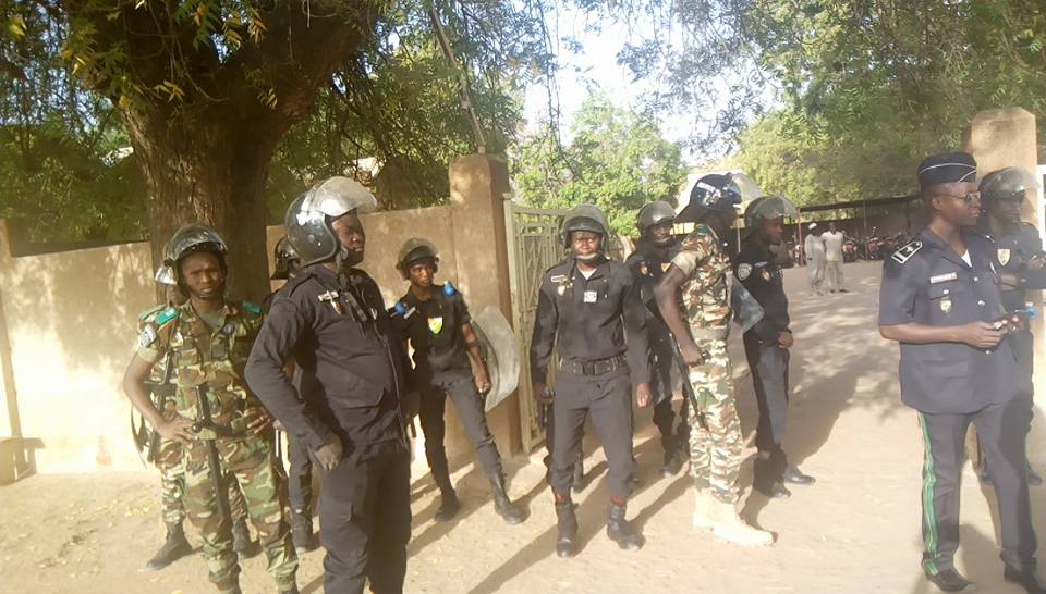 Sit-in des militants de CAUSE Niger et SYNACEB devant la direction régionale de l’éducation base 1 de Dosso.