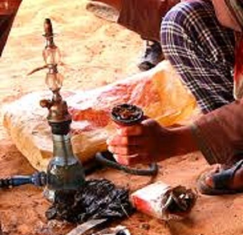 Niamey / espace vert et défense d’y consommer de la chicha.