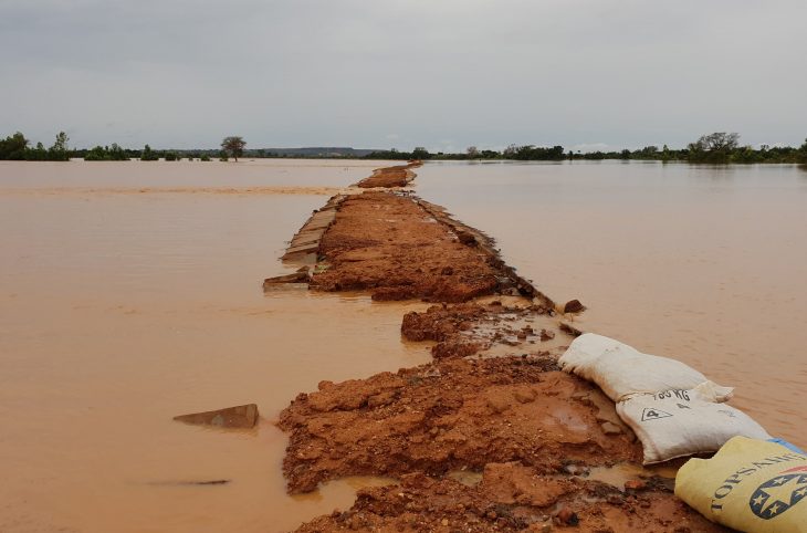 La digue protectrice de Lamordé cède, les eaux du fleuve Niger inondent des quartiers