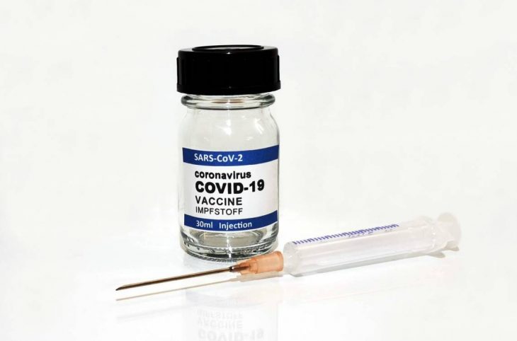 Faux, les personnes vaccinées contre le covid-19 ne mourront pas après deux ans