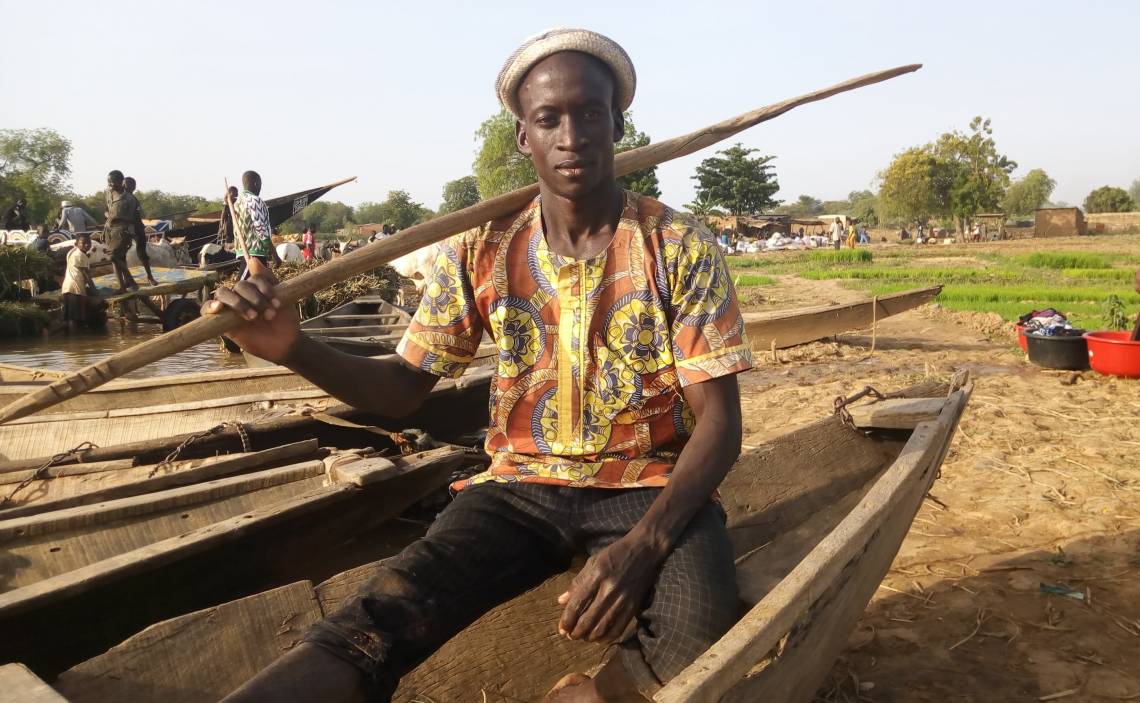 Maman Tanimoun, un jeune piroguier de Gaya