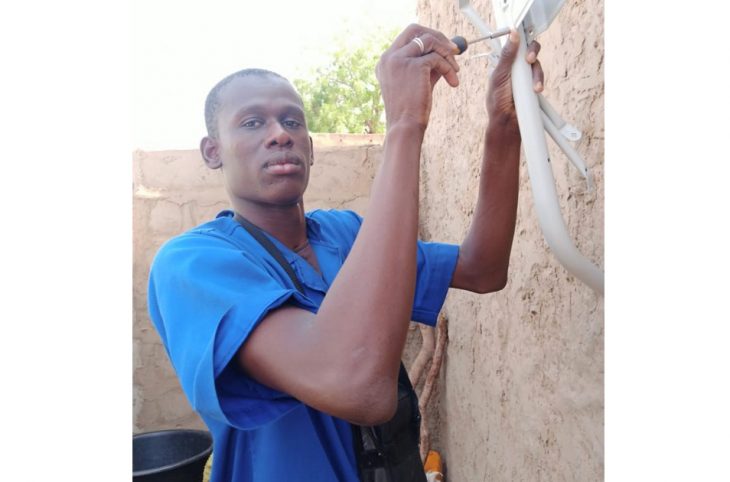Mohamed Boubacar, un jeune étudiant devenu technicien des antennes paraboliques à Téra