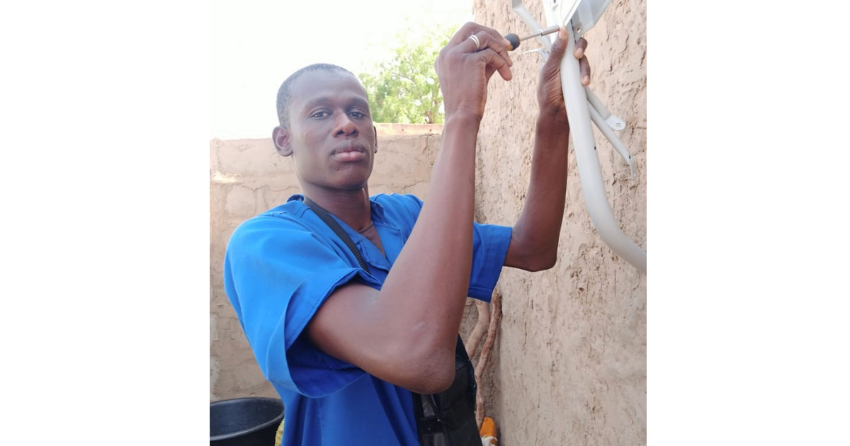 Mohamed Boubacar, un jeune étudiant devenu technicien des antennes paraboliques à Téra