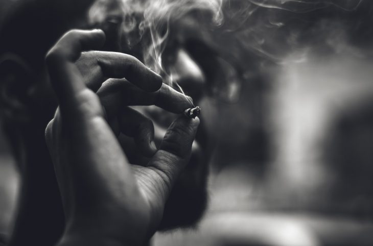 Moi, j'ai commencé à fumer de la weed il y a trois ans, je l'adore !