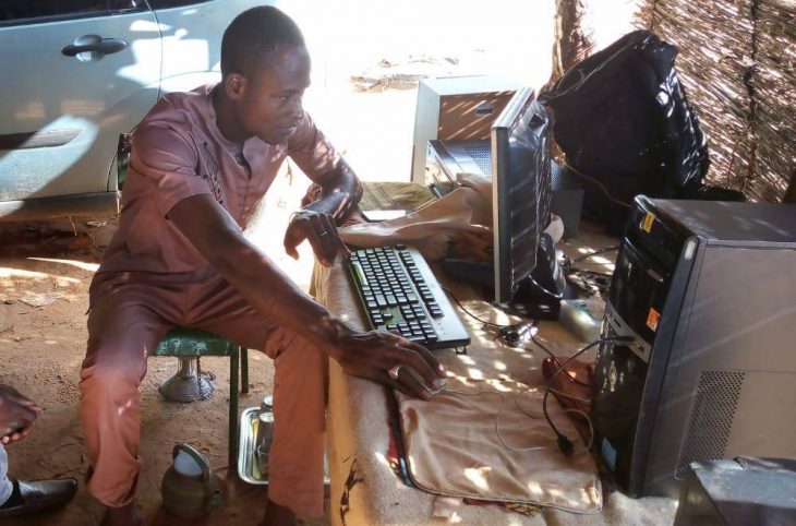 Namata, jeune technicien de Gaya appelé "Namata May computer "