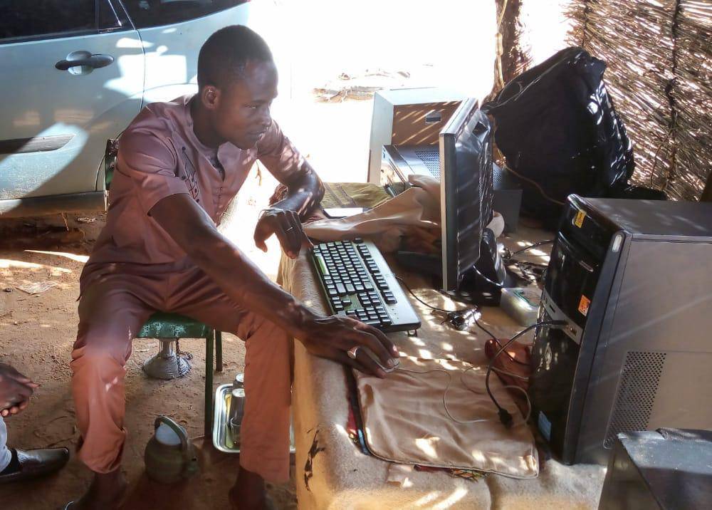 Namata, jeune technicien de Gaya appelé « Namata May computer « 