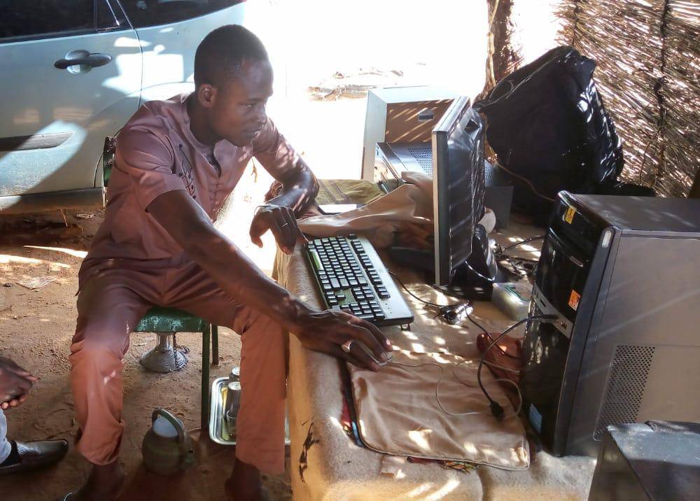 Namata, jeune technicien de Gaya appelé « Namata May computer « 