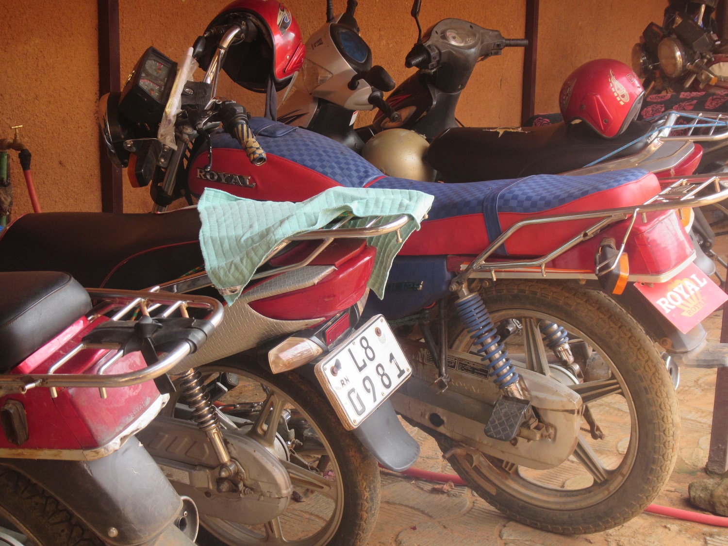 Niamey – Sécurité / Un communiqué de la ville somme tous les usagers des motos, à partir de 50cm3 de cylindrée, à se conformer aux normes d’immatriculation