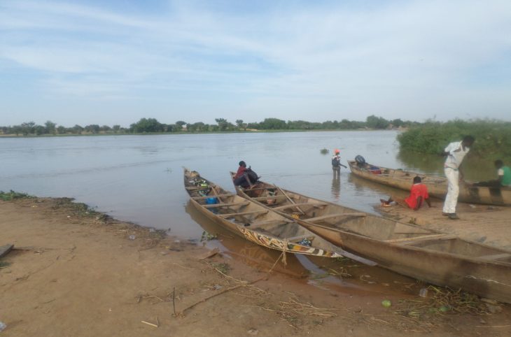 Les pirogues remplacent les véhicules à Gaya pour franchir la frontière fermée avec le Bénin