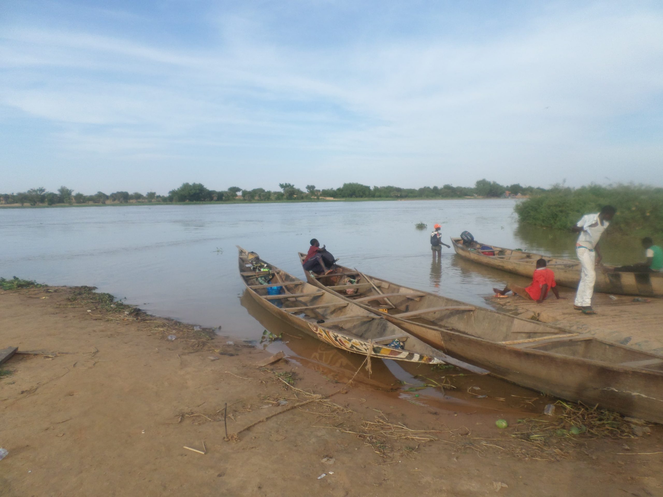 Les pirogues remplacent les véhicules à Gaya pour franchir la frontière fermée avec le Bénin