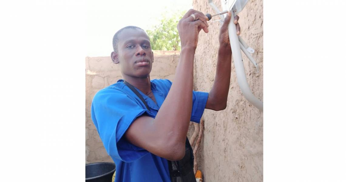 Portait de  Mohamed Boubacar, un jeune étudiant devenu technicien des antennes paraboliques à Téra