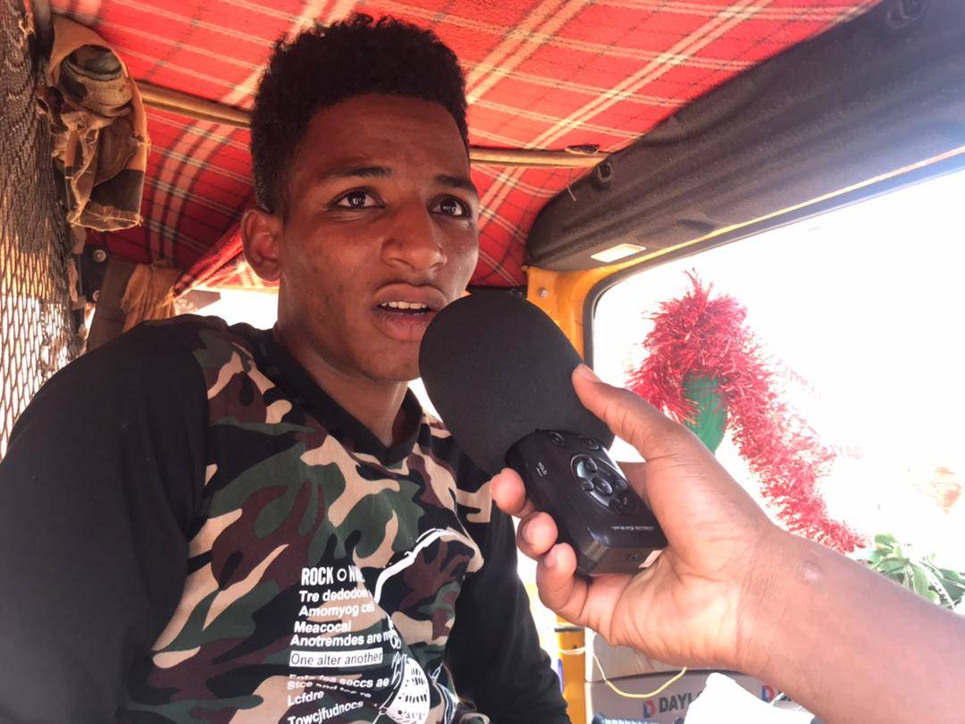 Portrait de Ahmed, un jeune conducteur de taxi moto tricycle à Arlit