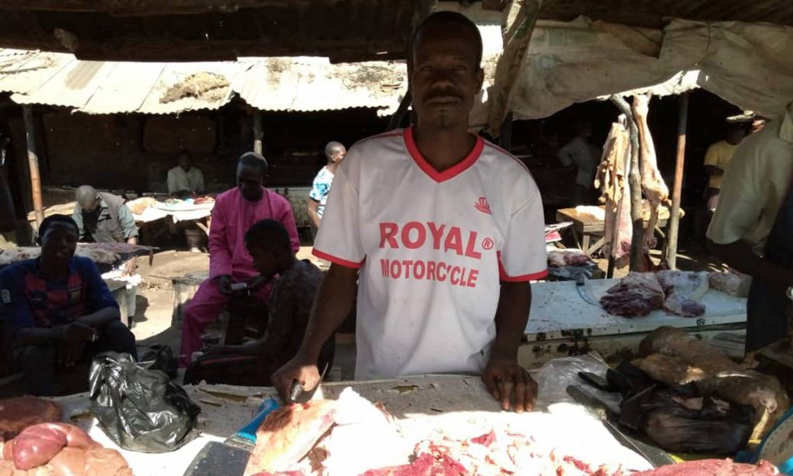 Portrait de Bachar Garba, un jeune boucher au marché de Malamin Daga