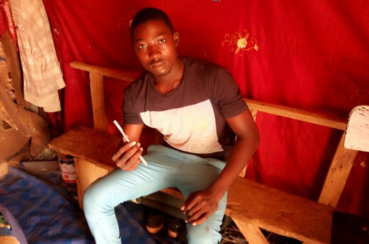 Portrait de Hassane Manou Maman, un jeune coiffeur traditionnel