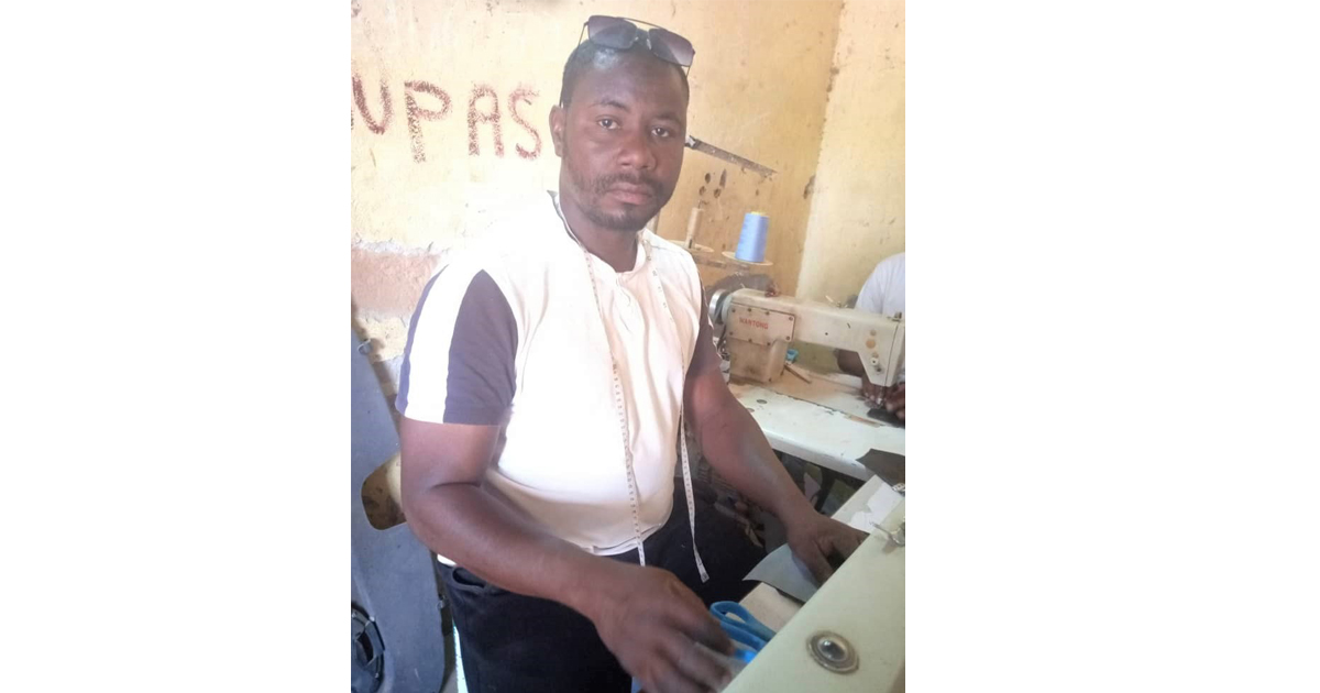 Portrait du jeune Ali Alzouma Coulibaly, propriétaire d’une entreprise de tapisserie à Agadez