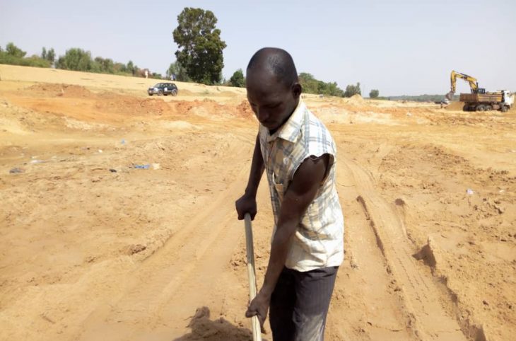 Portrait du jeune Ousseini Abdou qui a fait du désensablement du fleuve Niger une activité