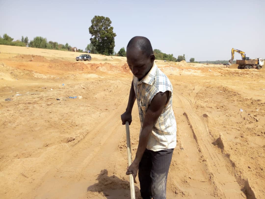 Portrait du jeune Ousseini Abdou qui a fait du désensablement du fleuve Niger une activité