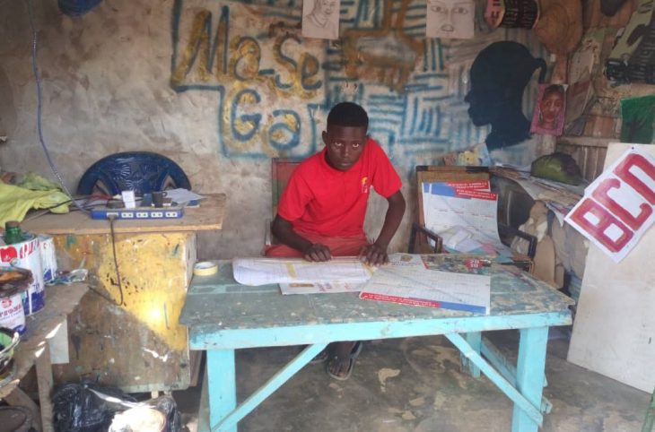 Portrait du jeune peintre et dessinateur, Anass Maiguargué de Doutchi