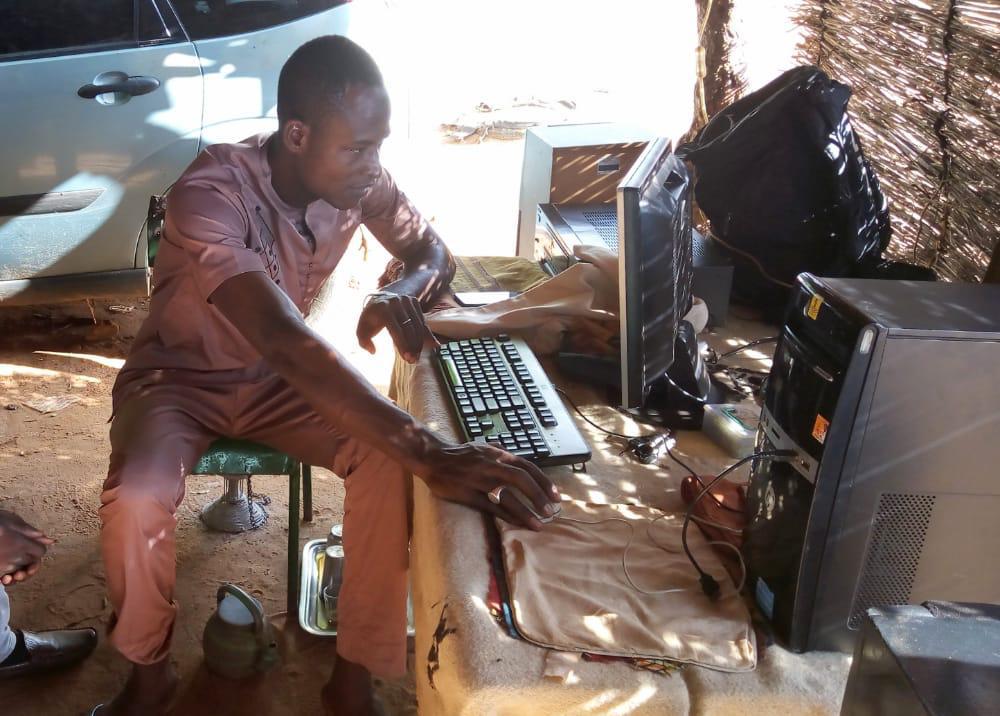 Le portrait d’un jeune technicien de Gaya appelé « Namata May computer « 