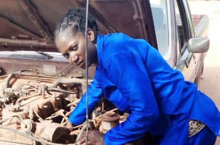 Portrait de Mariama Garba, mécanicienne dans un garage de Gaya