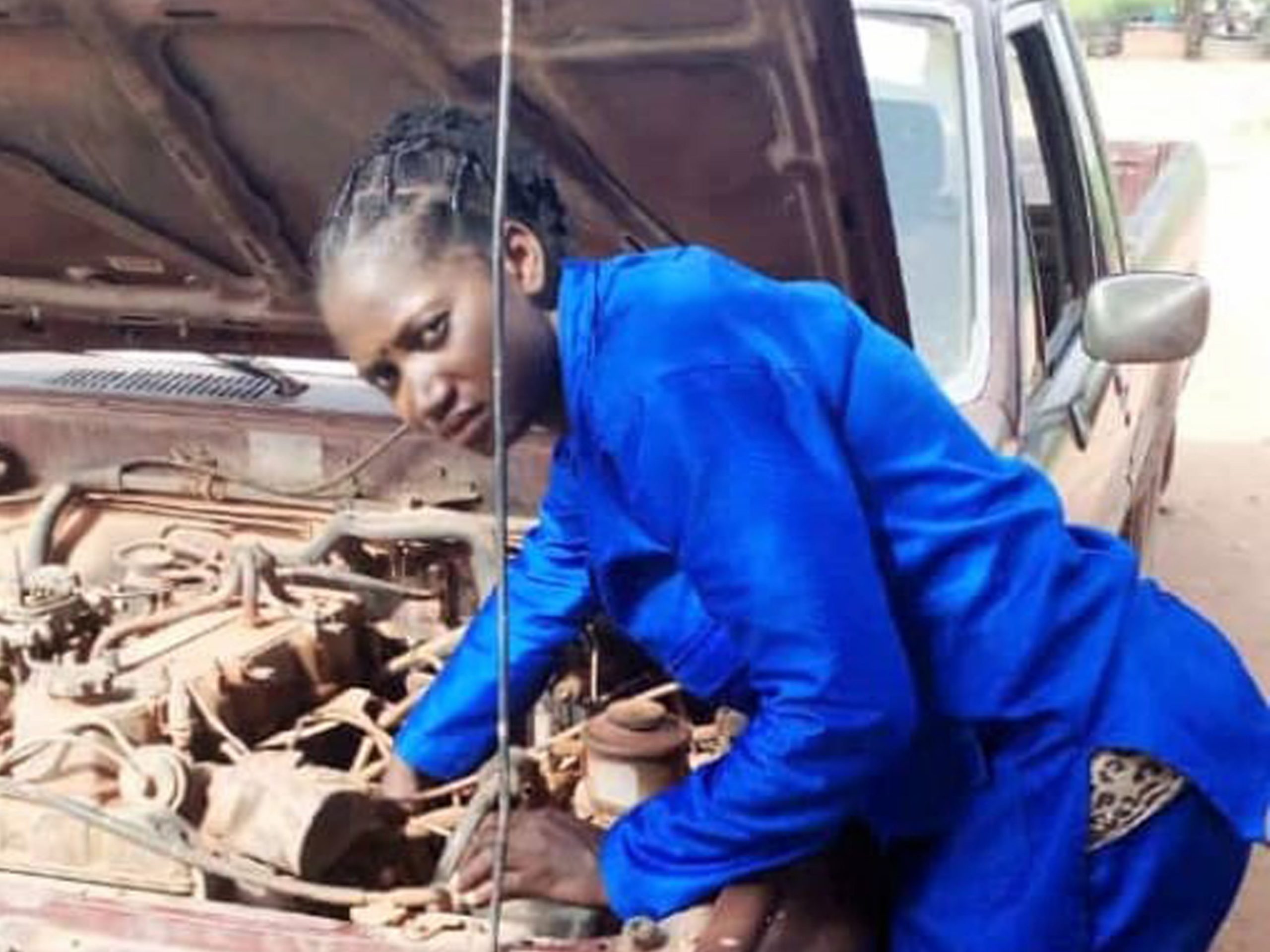 Portrait de Mariama Garba, mécanicienne dans un garage de Gaya