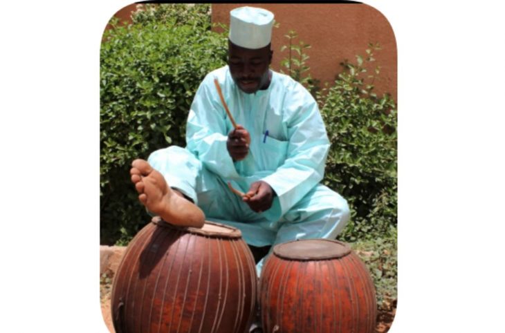 Portrait de Tassiou, joueur de « Douma », instrument de musique traditionnel a Maradi