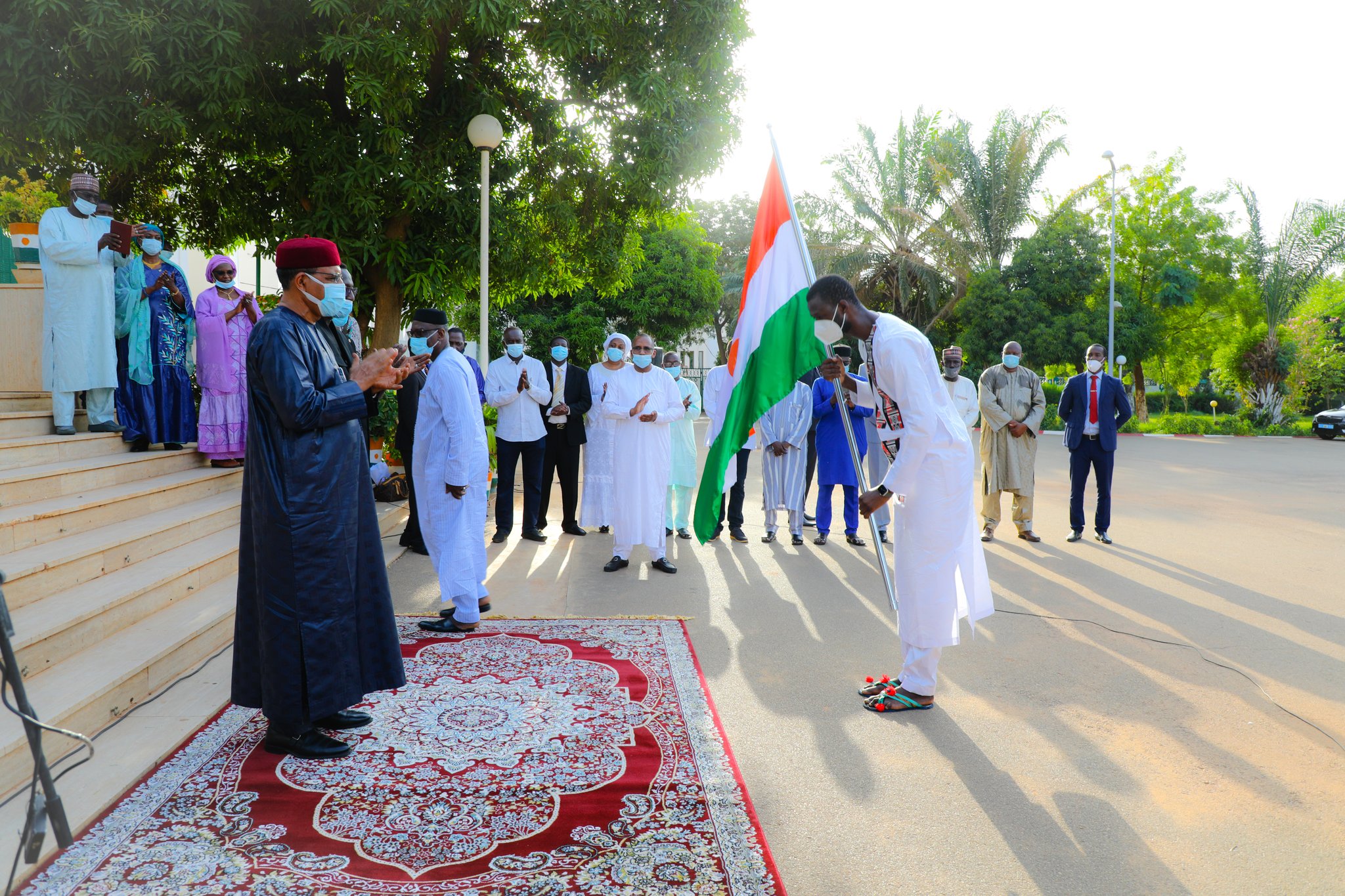 Le président de la République, Mohamed Bazoum a remis solennellement le drapeau national aux athlètes participant aux JO 2020