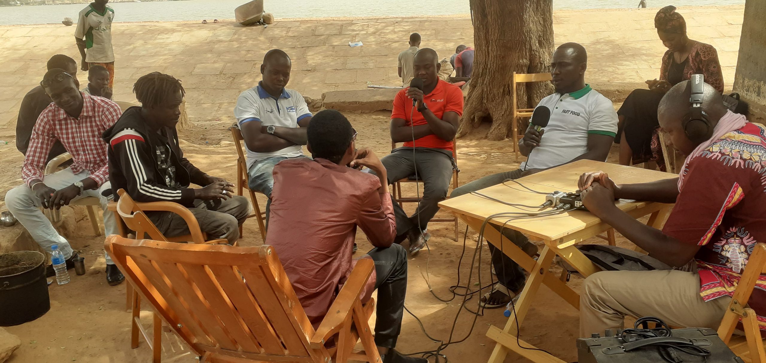 Prévention des risques pendant les pique-niques des jeunes en période de chaleur sur les berges du fleuve Niger