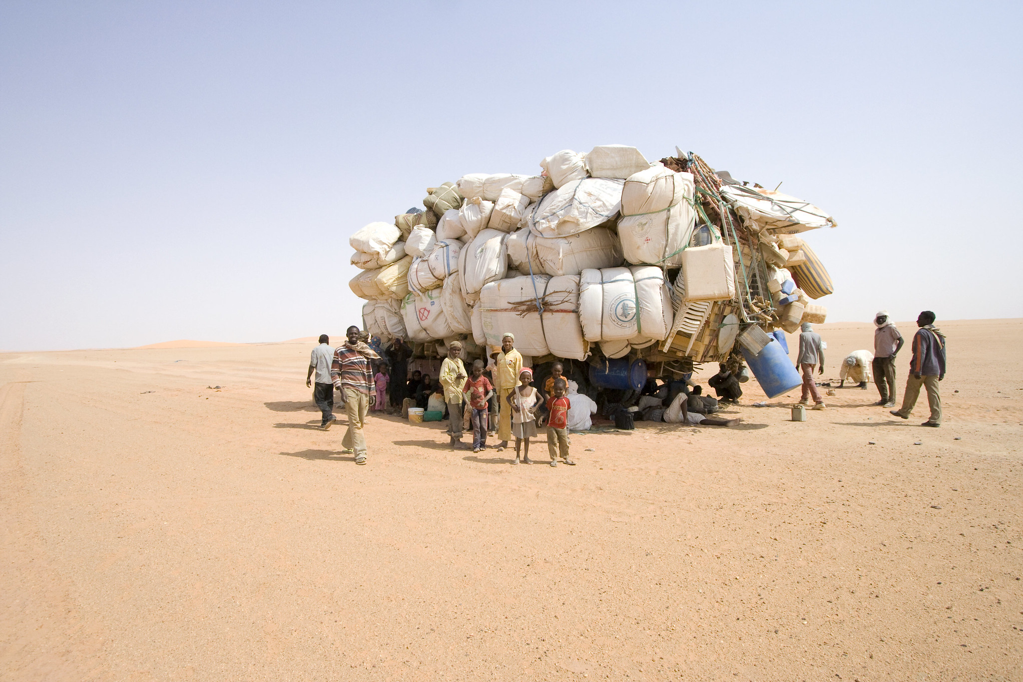 Reportage sur la traversée du désert par des migrants en partance vers le Maghreb